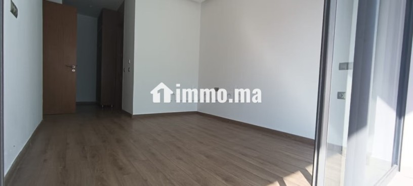 tres-bel-appartement-en-location-a-oasis-surface-de-120-m2-espaces-verts-et-ascenseur-big-2