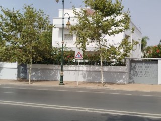 villa-568-m2-a-youssoufia-sur-avenue-principale