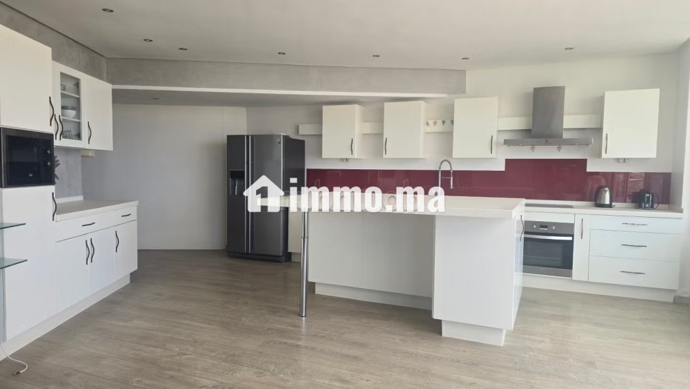 Bel appartement en location à Dar Bouazza.
Surface totale 143 m².
Bien meublé - Location Immobilier - Dar Bouazza - photo 3
