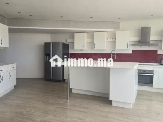 Bel appartement en location à Dar Bouazza.
Surface totale 143 m².
Bien meublé - Appartement à louer - Dar Bouazza