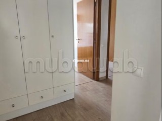 Bel appartement en location à Dar Bouazza.
Surface totale 143 m².
Bien meublé - Appartement à louer - Dar Bouazza