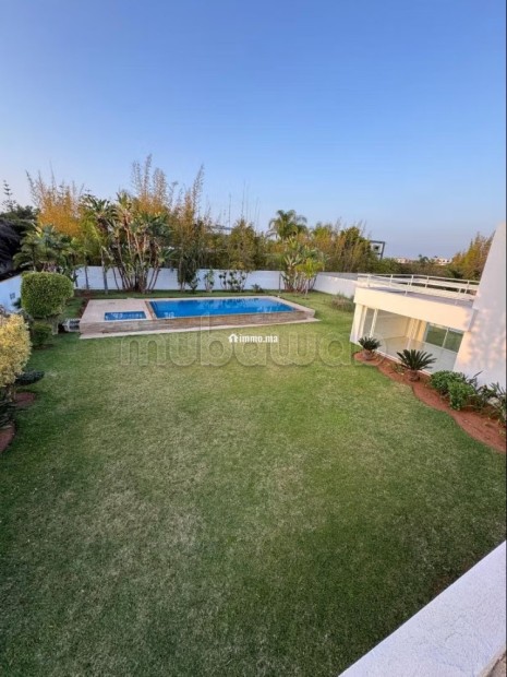Location villa de luxe à Souissi.
Superficie 2000 m².
Porte blindée, sécurité - Location Immobilier - Rabat - photo 2