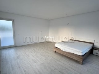 Location villa de luxe à Souissi.
Superficie 2000 m².
Porte blindée, sécurité - Villa à louer - Rabat