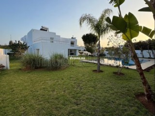 Location villa de luxe à Souissi.
Superficie 2000 m².
Porte blindée, sécurité - Villa à louer - Rabat