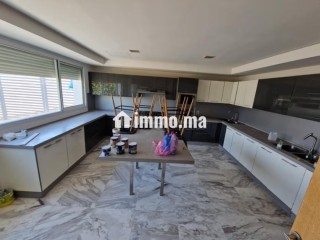 Location villa de luxe à Souissi.
Superficie 2000 m².
Porte blindée, sécurité - Villa à louer - Rabat