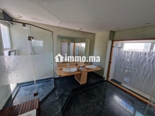 Location villa de luxe à Souissi.
Superficie 2000 m².
Porte blindée, sécurité - Villa à louer - Rabat