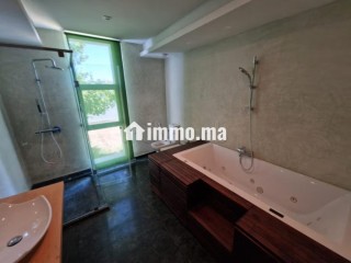 Location villa de luxe à Souissi.
Superficie 2000 m².
Porte blindée, sécurité - Villa à louer - Rabat