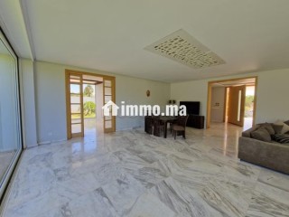 Location villa de luxe à Souissi.
Superficie 2000 m².
Porte blindée, sécurité - Villa à louer - Rabat