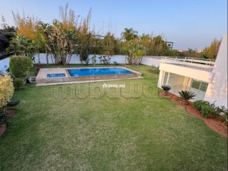 Location villa de luxe à Souissi.
Superficie 2000 m².
Porte blindée, sécurité - Villa à louer - Rabat