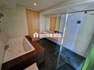 Location villa de luxe à Souissi.
Superficie 2000 m².
Porte blindée, sécurité - Villa à louer - Rabat