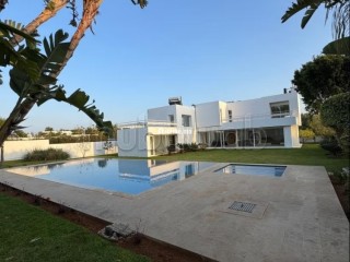 Location villa de luxe à Souissi.
Superficie 2000 m².
Porte blindée, sécurité - Villa à louer - Rabat