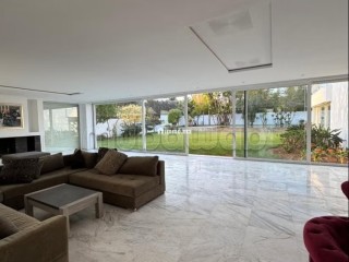 Location villa de luxe à Souissi.
Superficie 2000 m².
Porte blindée, sécurité - Villa à louer - Rabat