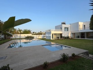 Location villa de luxe à Souissi.
Superficie 2000 m².
Porte blindée, sécurité - Villa à louer - Rabat