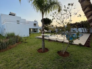 Location villa de luxe à Souissi.
Superficie 2000 m².
Porte blindée, sécurité - Villa à louer - Rabat