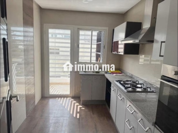 ain-diab-extension-tres-bel-appartement-en-location-a-ain-diab-extension-vide-4-pieces-confortables-service-de-concierge-et-climatisation-big-2
