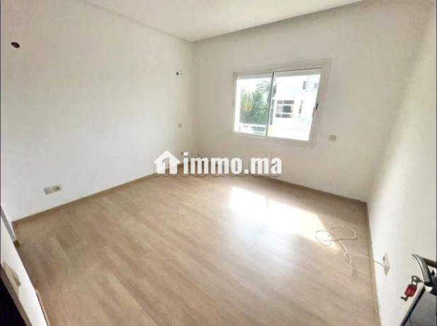 ain-diab-extension-tres-bel-appartement-en-location-a-ain-diab-extension-vide-4-pieces-confortables-service-de-concierge-et-climatisation-big-8