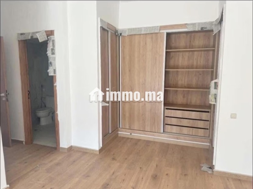 Superbe appartement à louer vide De 2 Chambres.
Balcon Garage et piscine - Location Immobilier - Dar Bouazza - photo 5