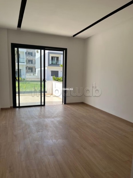 Très bel appartement en location à El Menzeh.
Surface totale 160 m².
Places de stationnement et jardin - Location Immobilier - Autre - photo 4