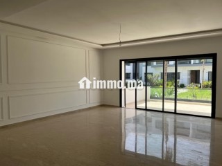 Très bel appartement en location à El Menzeh.
Surface totale 160 m².
Places de stationnement et jardin - Appartement à louer - Autre