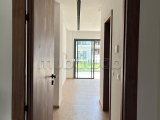 Très bel appartement en location à El Menzeh.
Surface totale 160 m².
Places de stationnement et jardin - Appartement à louer - Autre