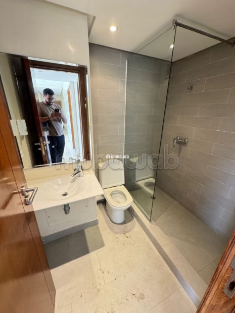 Location d'un appartement à Maârif. 4 pièces. Fenêtres avec double vitrage et porte blindée - Location Immobilier - Casablanca - photo 3