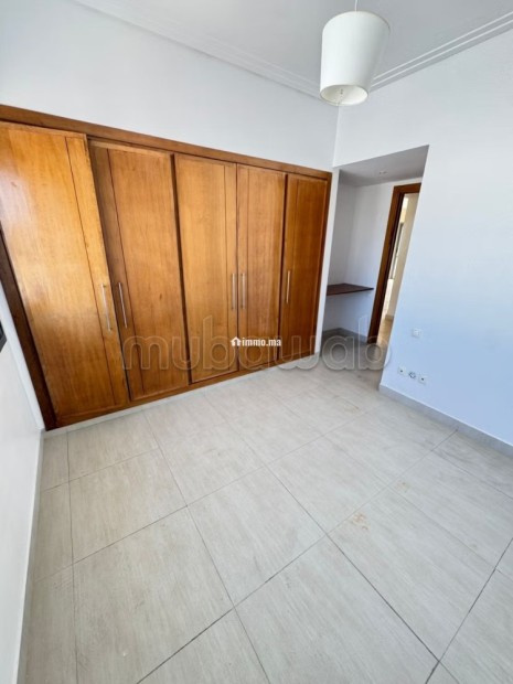 Location d'un appartement à Maârif. 4 pièces. Fenêtres avec double vitrage et porte blindée - Location Immobilier - Casablanca - photo 4