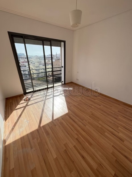 Location d'un appartement à Maârif. 4 pièces. Fenêtres avec double vitrage et porte blindée - Location Immobilier - Casablanca - photo 8