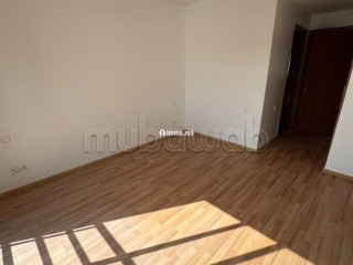 Location d'un appartement à Maârif. 4 pièces. Fenêtres avec double vitrage et porte blindée - Appartement à louer - Casablanca
